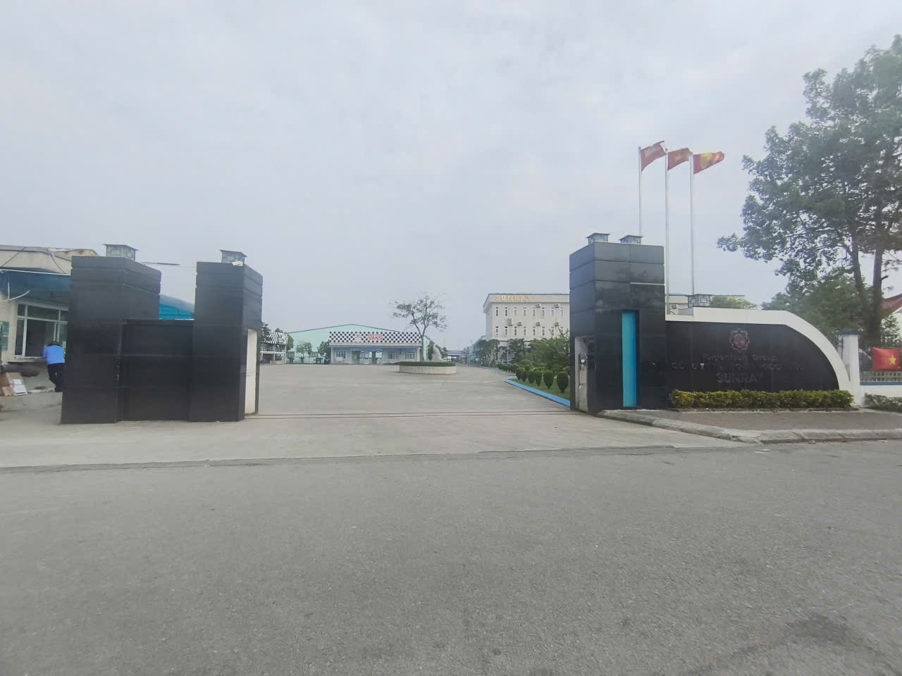 Cổng nhà máy trong cụm