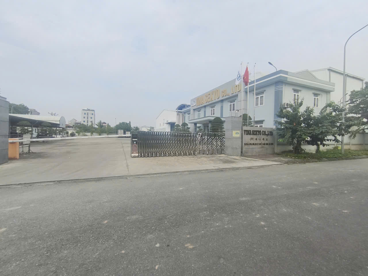 Văn phòng nhà máy trong cụm